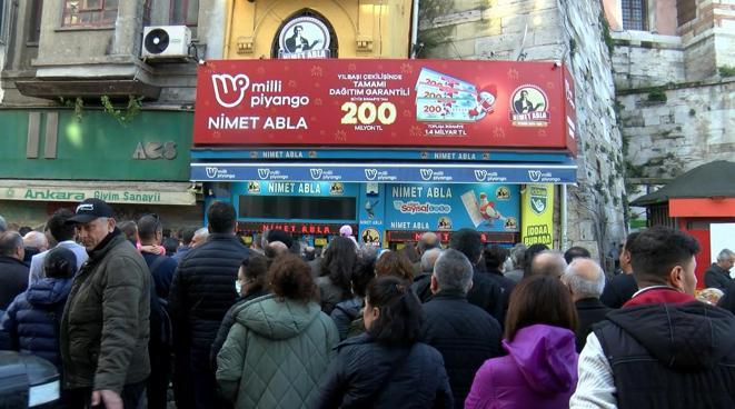 200 milyon liralık büyük ikramiye için Eminönü’nde bilet kuyruğu
