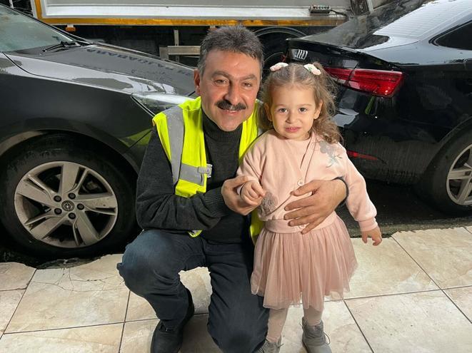 Çöp kamyonu şoförü ile 3 yaşındaki Ayşe arasında pencere bağı