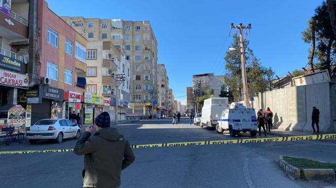 Diyarbakırda çökme tehlikesi; 9 katlı binanın olduğu cadde kapatıldı