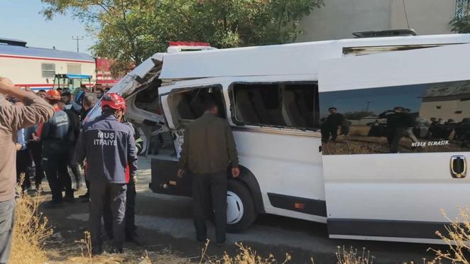 Yolcu treni servis minibüsüne çarptı; 17 öğrenci yaralandı