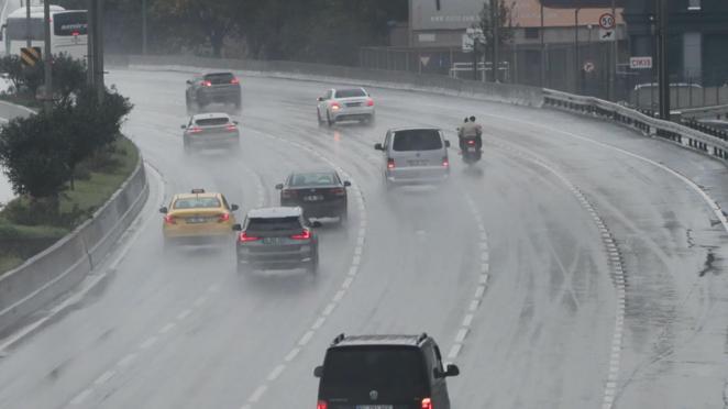 İstanbulda cadde ve sokaklar göle döndü