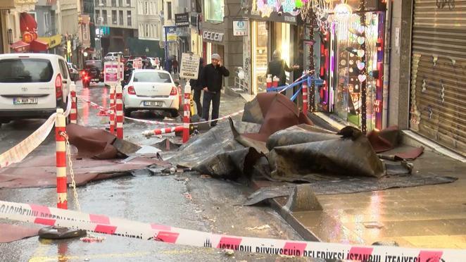 İstanbulda fırtına etkili oluyor; yollar göle döndü, çatılar uçtu