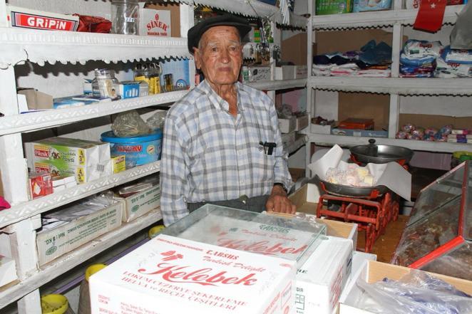 90 yaşındaki Garip Dede, yarım asırdır bakkal işletiyor