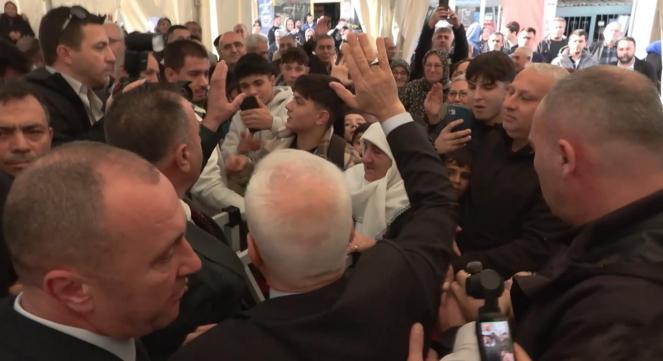 Bursa Büyükşehir Belediye Başkanı Bozbey’e saldırı girişimi; o anlar kamerada