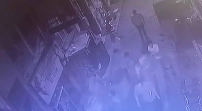 Beyoğlunda seyyar satıcı yer kavgasında dövülerek öldürüldü; o anlar kamerada