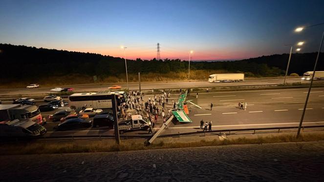 Sarıyer Kuzey Marmara Otoyolunda hafriyat kamyonunun çarptığı tabela devrildi; yol trafiğe açıldı