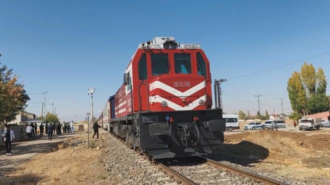 Yolcu treni servis minibüsüne çarptı; 17 öğrenci yaralandı