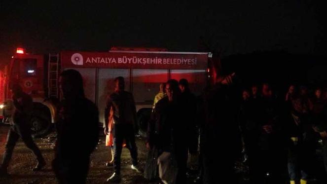Antalyada hortum konteynerleri parçaladı, kule vinci devirdi; 4 ölü, 1 yaralı