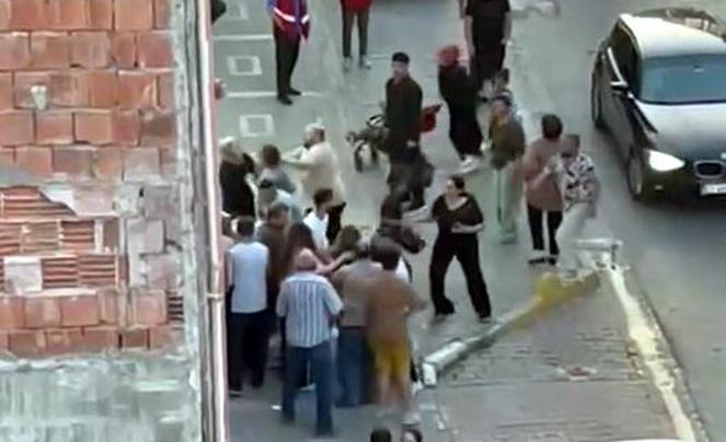 Avcılarda iki grup arasında sokakta kavga kamerada