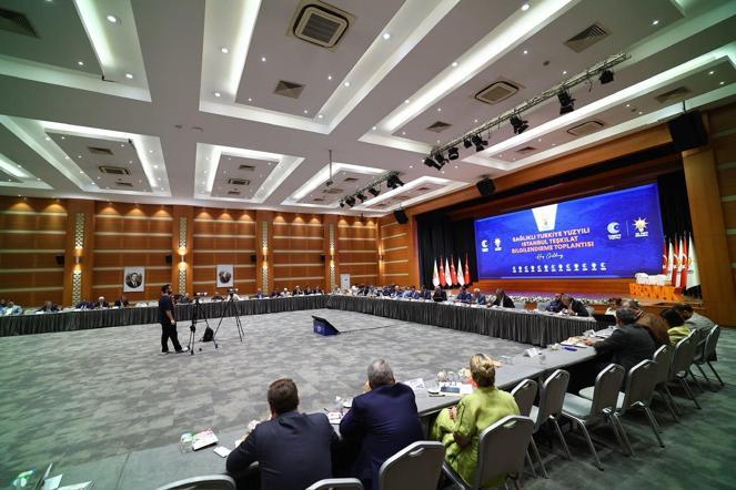 AK Parti İstanbul İl Başkanlığında Sağlıklı Türkiye Yüzyılı toplantısı yapıldı
