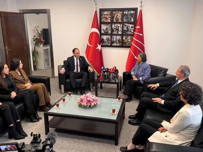 Siyasi partiler bayramlaştı