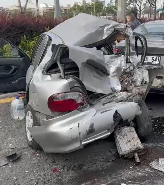 Minibüs, kırmızı ışıkta bekleyen araçlara çarptı: 14 yaralı