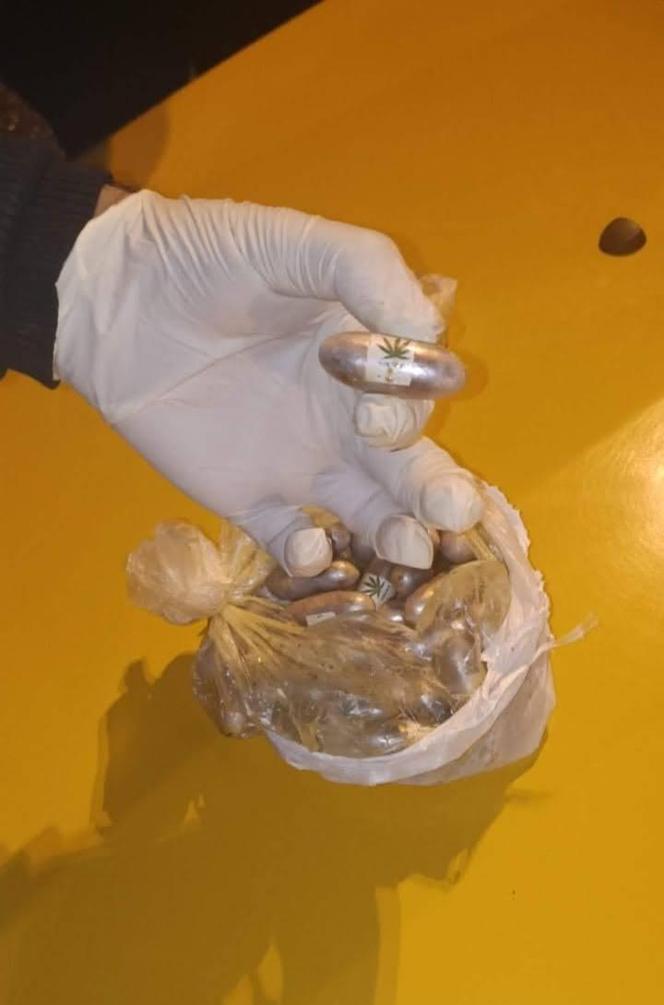 Kapsüller halindeki 1,5 kilo reçine esrarı yutarak Fas’tan Türkiye’ye getirdi, kokusu ele verdi
