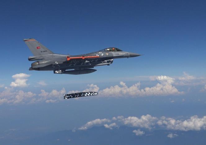 SOM-J, canlı harp başlığıyla hedefi tam isabetle vurdu