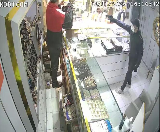 Bahçelievlerde kuyumcuyu soyup metrobüsle kaçan şüpheli tutuklandı