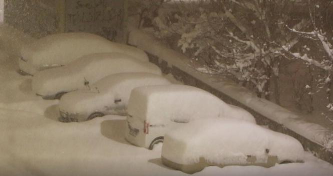 Erzurumda kar yağışı etkili oldu; araçlar kara gömüldü