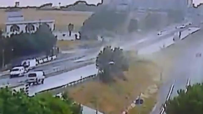 Büyükçekmece D-100 karayolunda hafriyat kamyonu devrildi; kaza kamerada