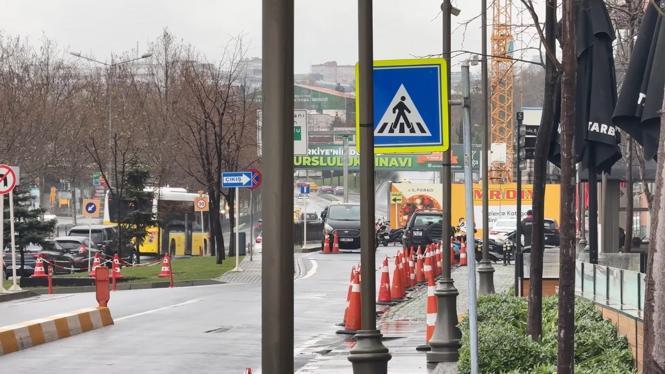 Beyoğlu’nda Şehir Plancısı kadın fırtınada devrilen tabelanın altında kaldı; yaşam mücadelesi veriyor