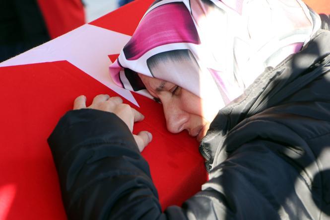 İzmirde öldürülen polisin eşi: Ocağımı yıktılar, ocakları yıkılsın