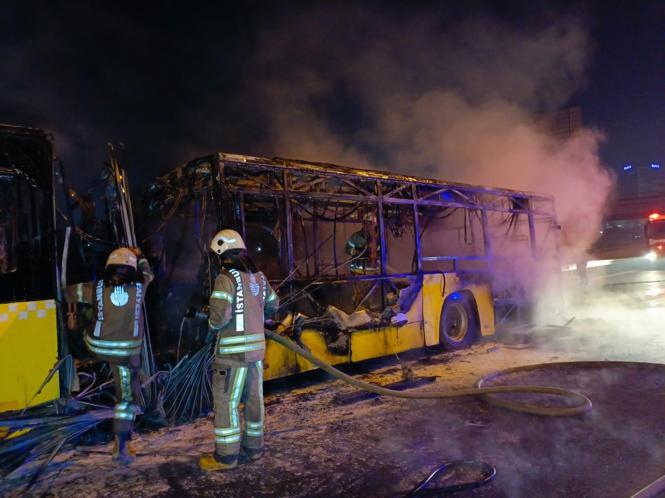Bahçelievler Basın Ekspres Yolunda İETT otobüsü alev alev yandı