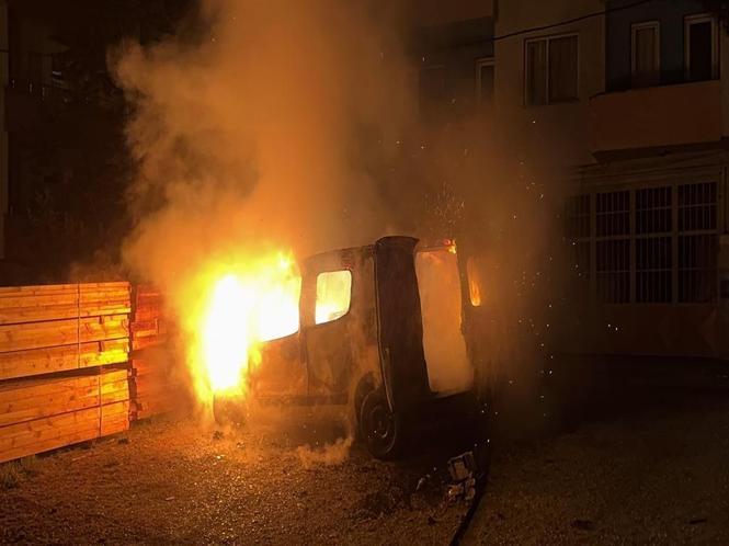 Park halindeki hafif ticari araç alev alev yandı