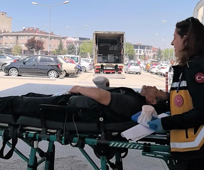 Elini ahşap kesim makinesine kaptıran işçinin 3 parmağı koptu