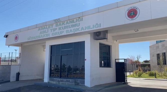 Diyarbakır’da, devrilen elma yüklü TIR’ın şoförü öldü