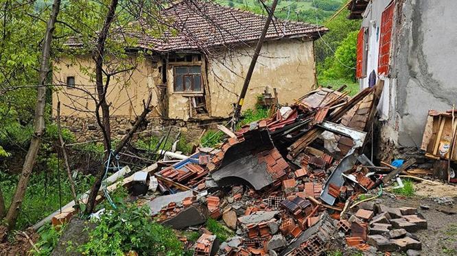 Tokatta sağanak sonrası heyelan: 2 ev tahliye edildi