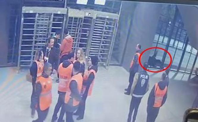 Kocaelispor-Beşiktaş maçında taraftarın tribünden düştüğü anlar kamerada