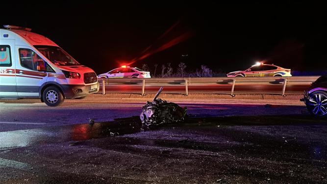 Çanakkalede 2 otomobil çarpıştı: 5 ölü, 1 yaralı