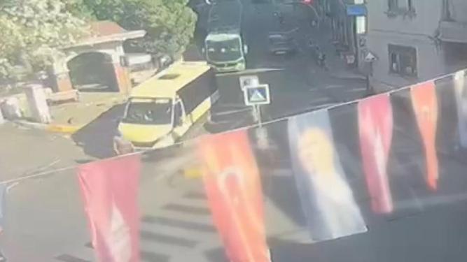 Beyoğlu’nda minibüsün çarptığı yaya hayatını kaybetti; kaza kamerada