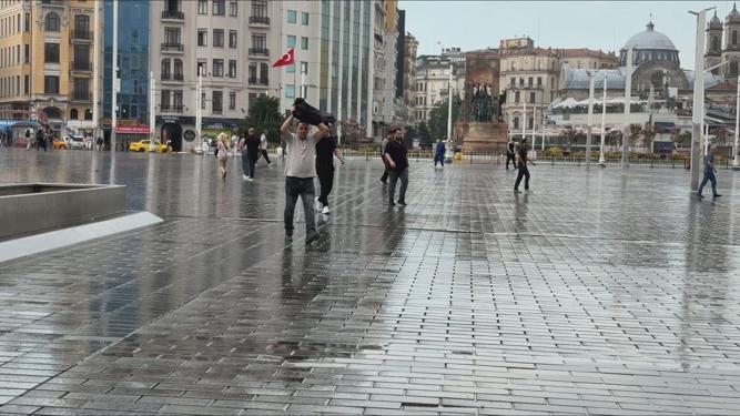 Taksimde yağış etkili oluyor