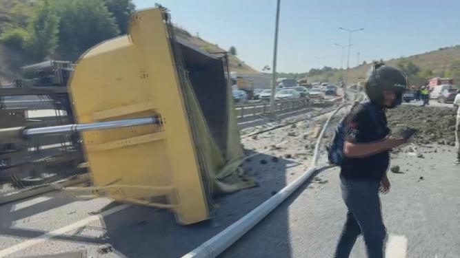 Eyüpsultanda otomobile çarpan hafriyat kamyonu devrildi: 2 yaralı