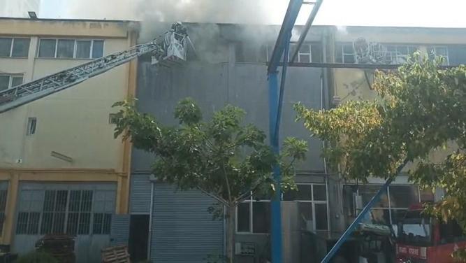 Esenyurtta bebek bezi fabrikasında çıkan yangın söndürüldü; 1 itfaiye eri yaralandı