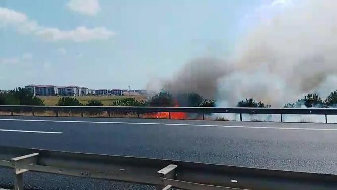 Silivride tarlada yangın; TEM Otoyolu trafiğe kapatıldı