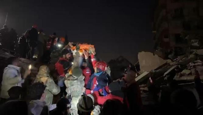 Küçük Fatma, 61 saat sonra enkazdan sağ kurtarıldı