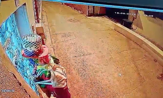 Palyaço kıyafetli kişi mahalleliyi tedirgin etti; çocukların yaşadığı panik kamerada