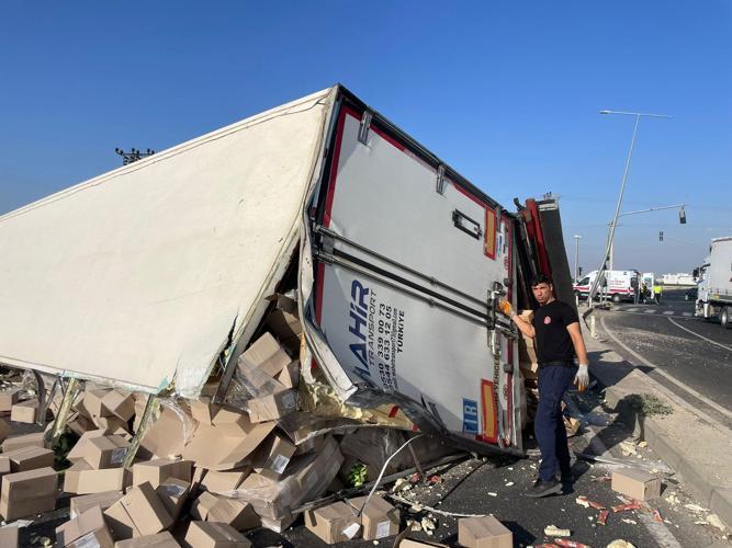 Özel halk otobüsü ile TIR çarpıştı: 1 ölü, 9 yaralı
