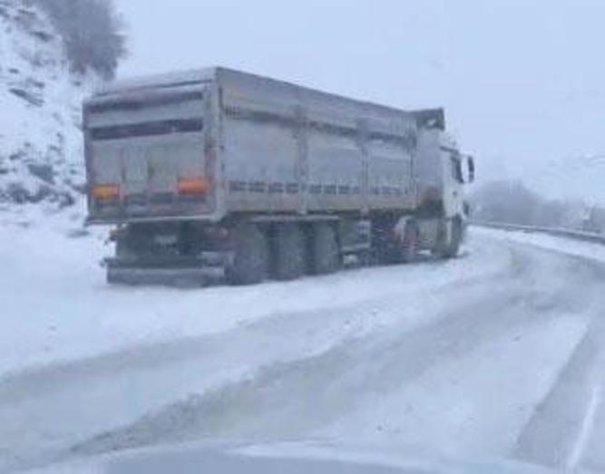 Geminbeli Geçidinde kar ve tipi ulaşımı etkiledi