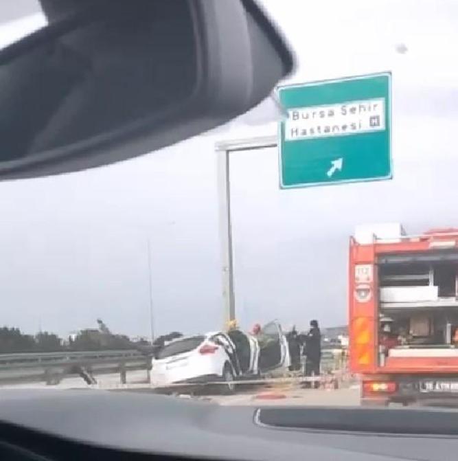 Bursada refüje çarpan otomobile bariyer saplandı; sürücü öldü