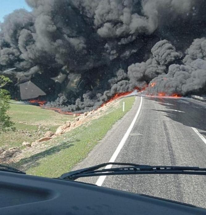 Kamyonetle çarpışan petrol tankeri alev topuna döndü: 2 ölü, 4 yaralı