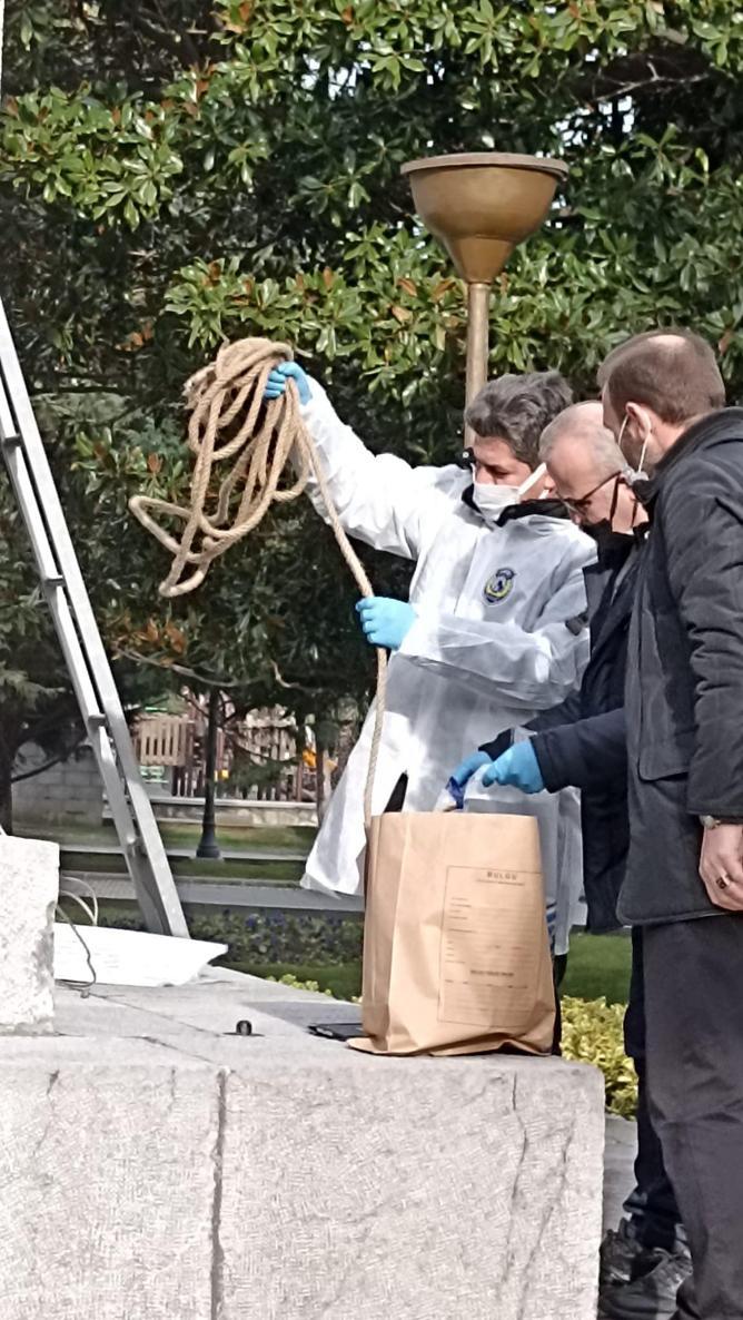 Atatürk Anıtına halat bağlayan 2 şüpheliye gözaltı