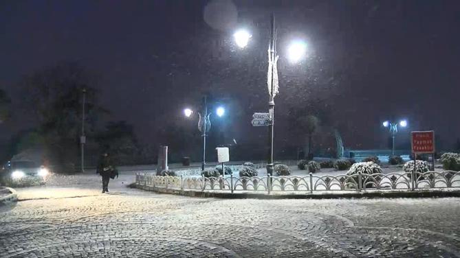 İstanbulda kar yağışı etkili oluyor