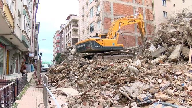 Güngören’de yıkım sırasında hasar gören 6 katlı bina tahliye edildi