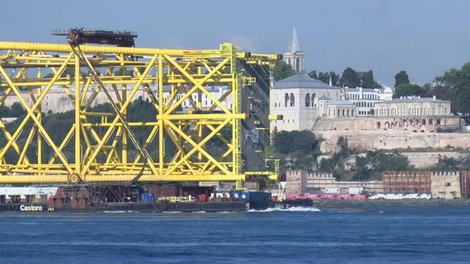 İstanbul Boğazından 350 metrelik sondaj platform iskelesi geçiş yapıyor