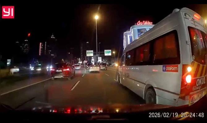 Beşiktaş’ta minibüs şoförü tartıştığı sürücünün aracının önünü kesti