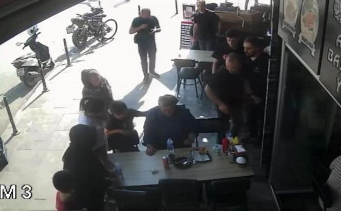 Nefes borusuna yemek kaçan kadını, polis Heimlich manevrasıyla kurtardı