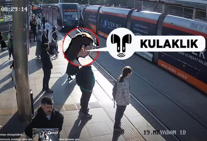 Tramvayın altında kalmaktan güvenlik görevlisi kurtardı; o anlar kamerada