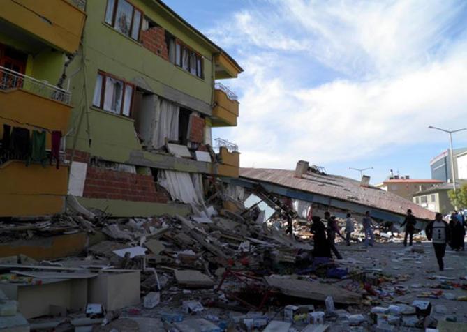 Vandaki depremde babası ve 2 kız kardeşini kaybeden Semih, annesi ile yaşama tutundu