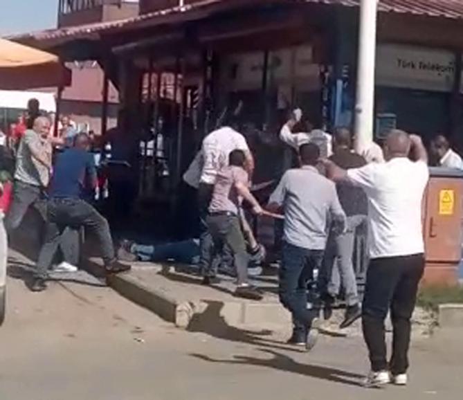 8 kişinin yaralandığı kuzenlerin minibüs kavgası kamerada